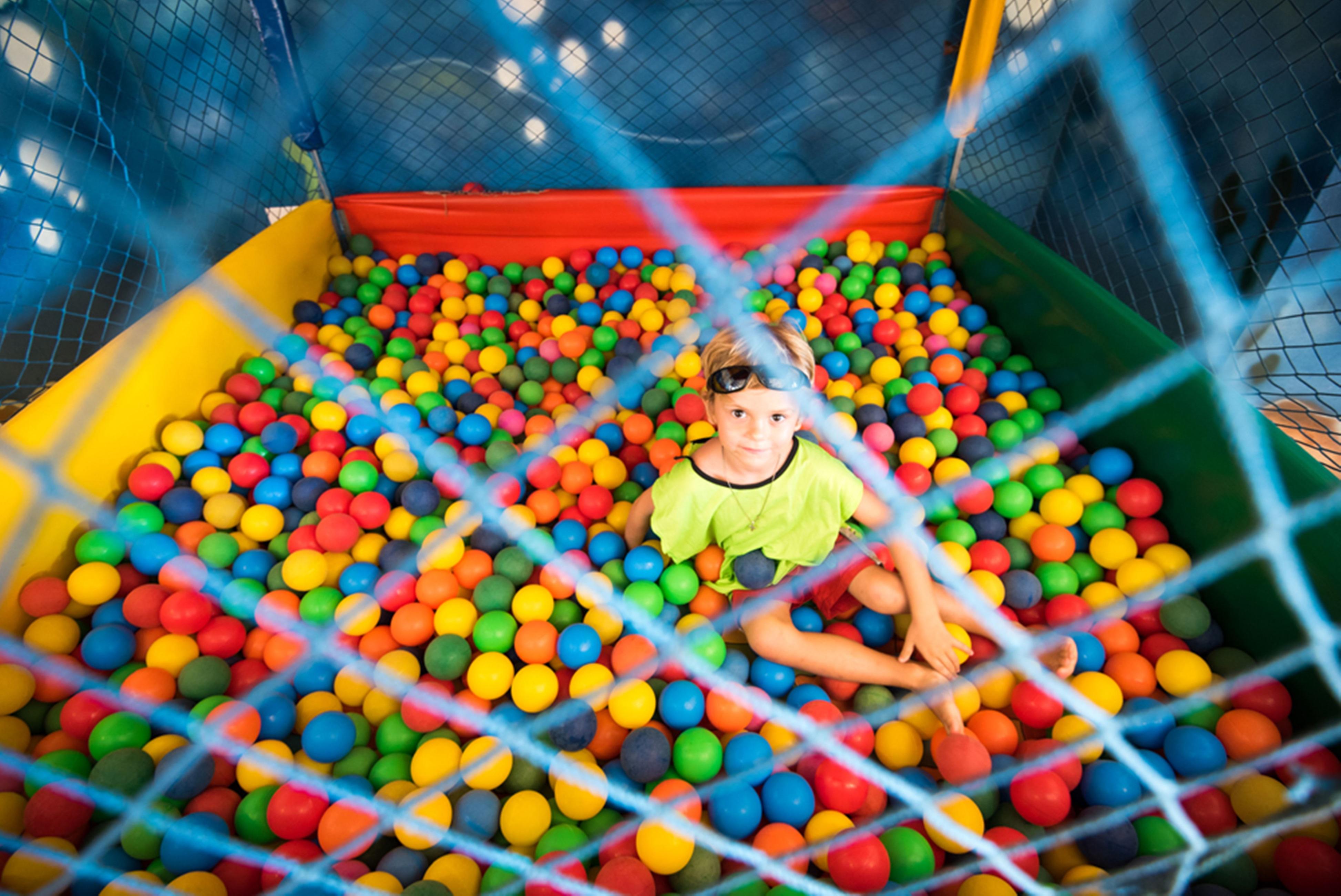 Vila Gale Eco Resort Angra Angra dos Reis Exterior foto A child in a ball pit