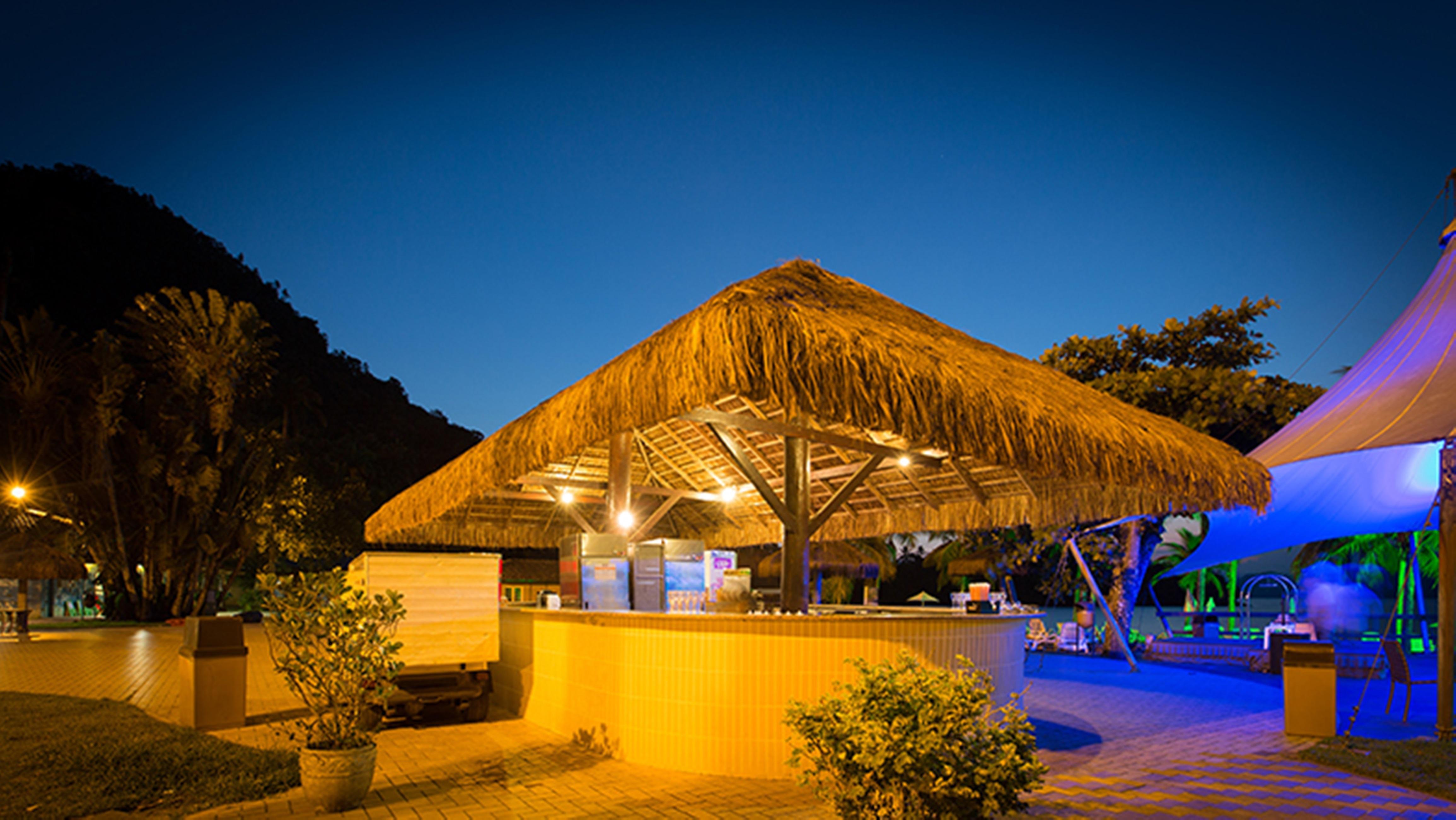 Vila Gale Eco Resort Angra Angra dos Reis Exterior foto The beach bar at night